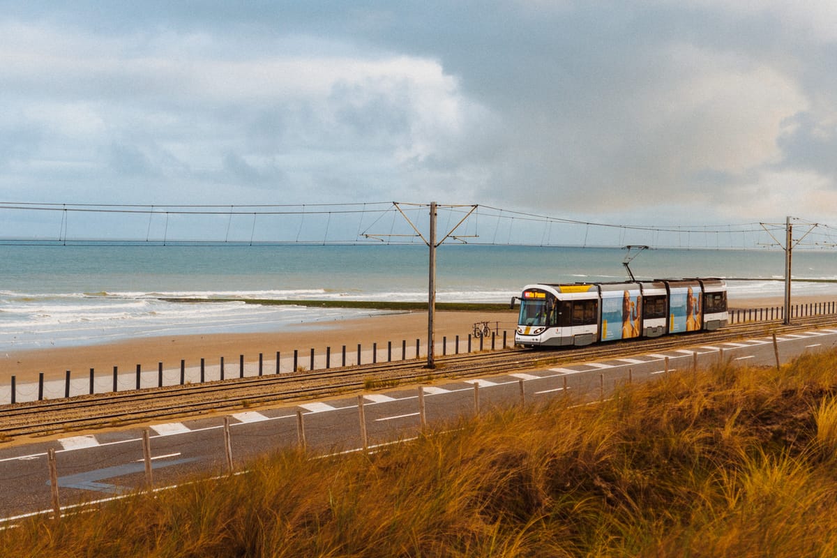 Straßenbahn am Meer